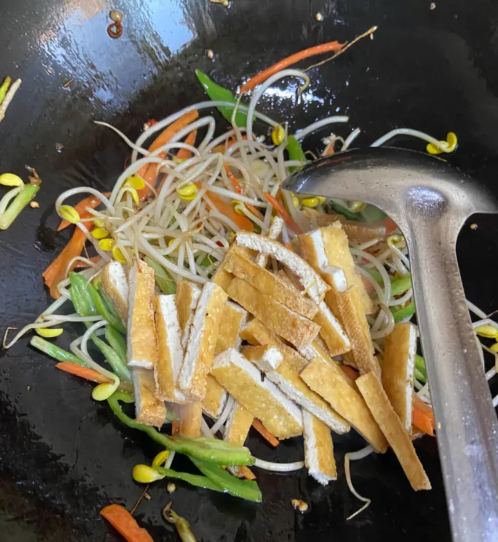 黄豆芽炒油豆腐 第 6 步