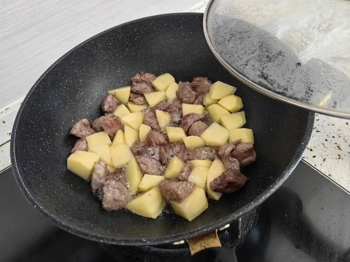 干锅土豆牛肉粒 第 5 步