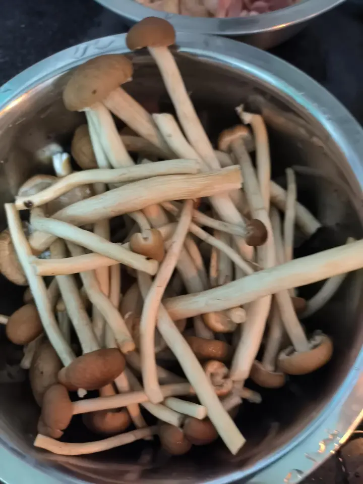 茶树菇炒肉 第 2 步