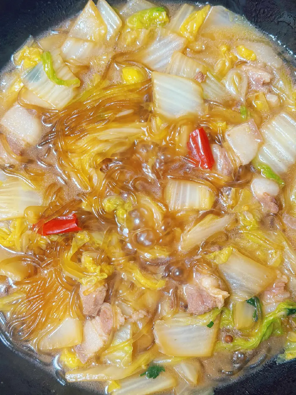 五花肉炖白菜粉条成品图