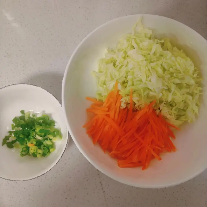 包心菜胡萝卜鸡蛋饼 第 3 步