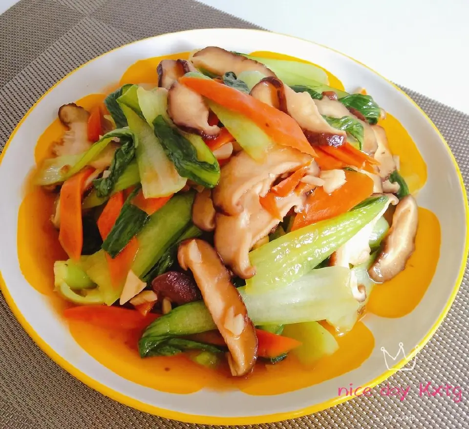 油菜炒香菇成品图