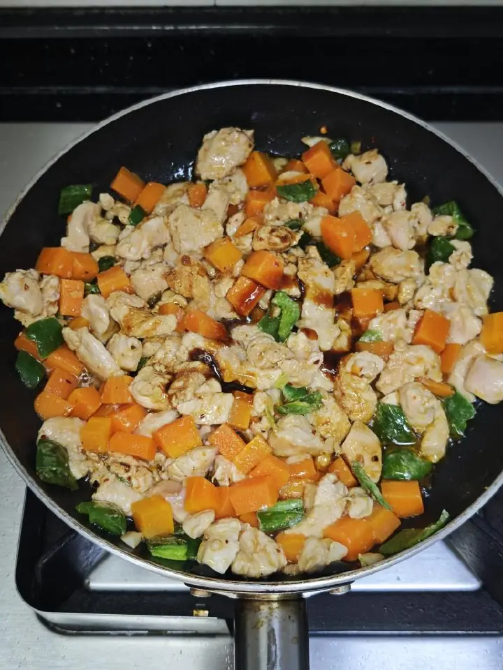 时蔬炒鸡腿肉丁 第 4 步