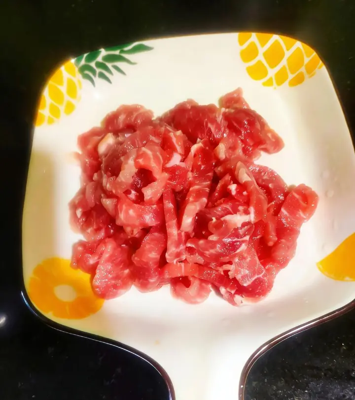蒜苔炒肉 第 1 步