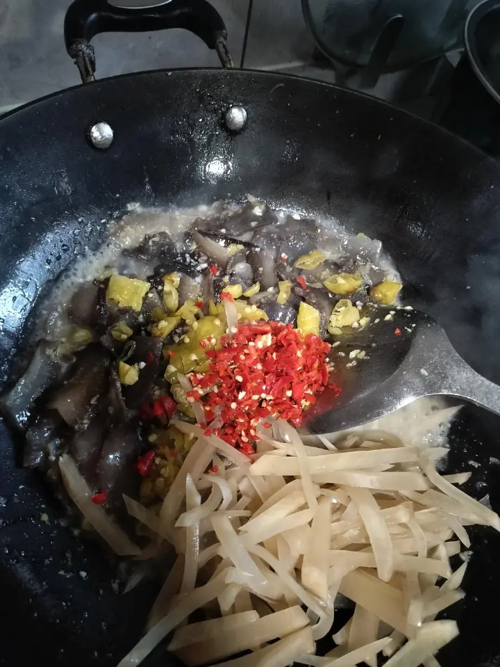海参炒酸萝卜 第 5 步