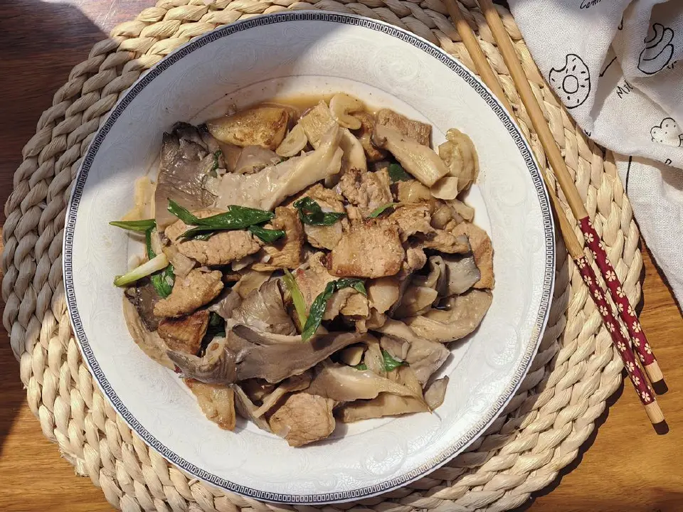 平菇炒肉成品图