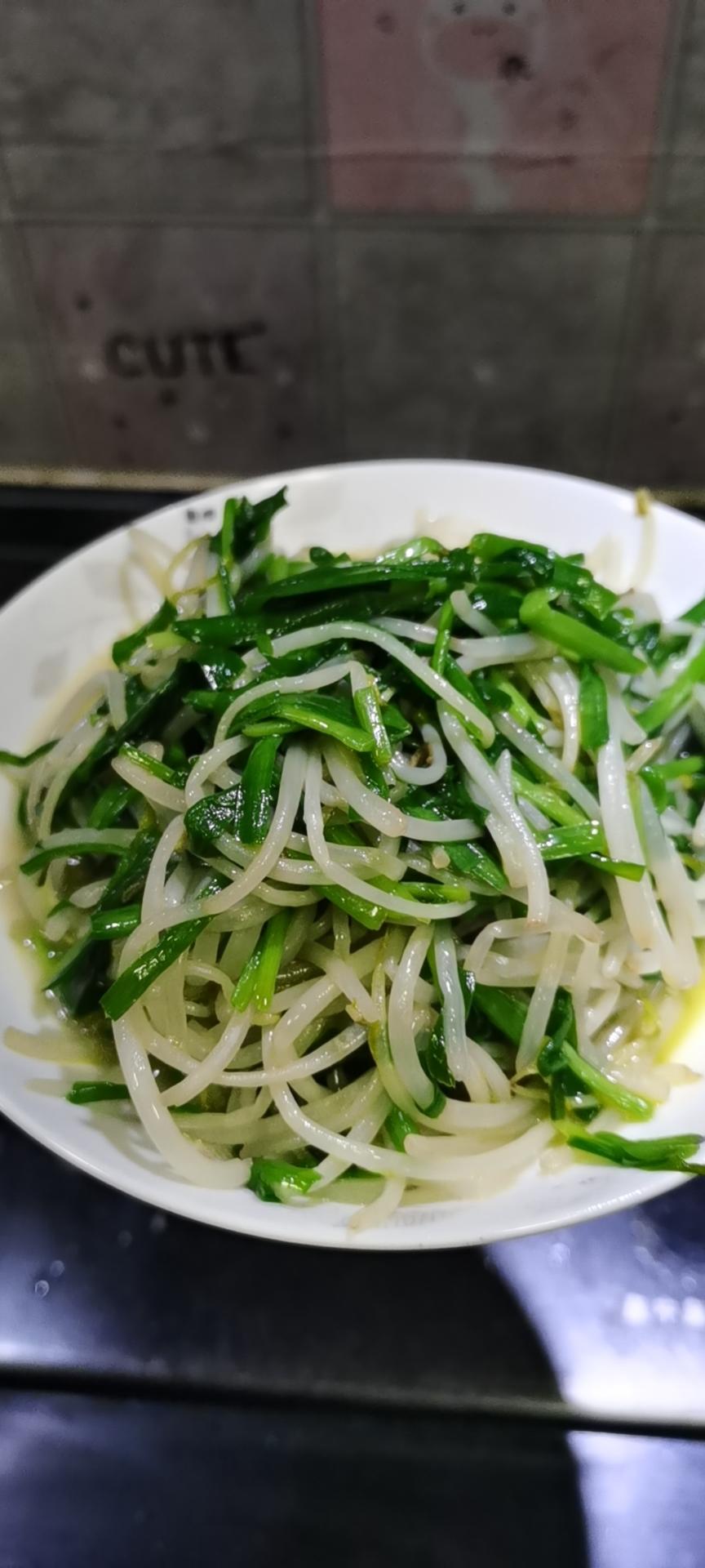 韭菜炒绿豆芽成品图