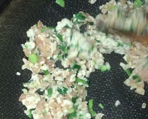 五彩玉米胡萝卜豌豆炒肉末 第 2 步