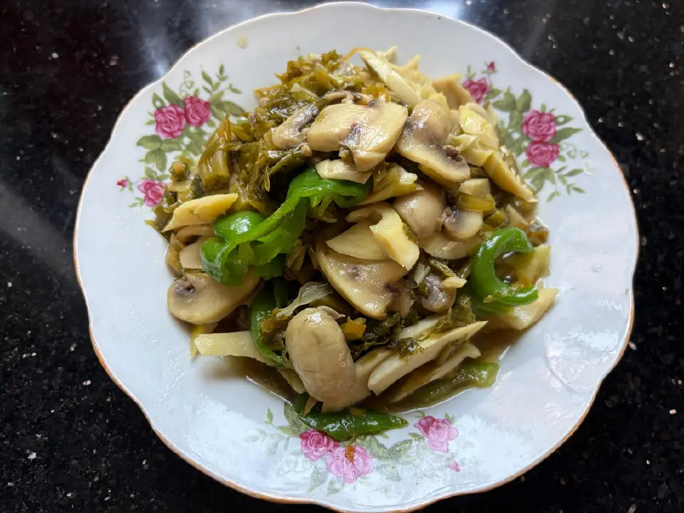 口蘑春笋炒冬菜成品图