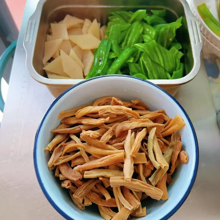 干豆角炒猪皮 第 5 步