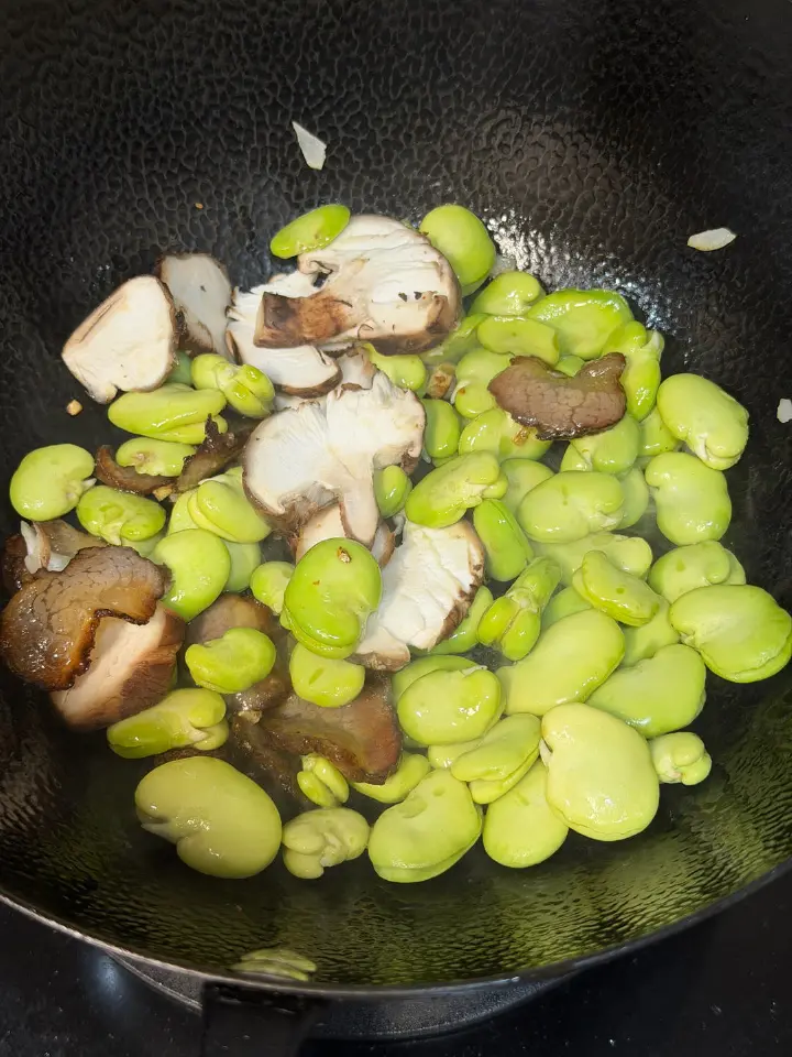 咸肉蚕豆炖河虾 第 3 步