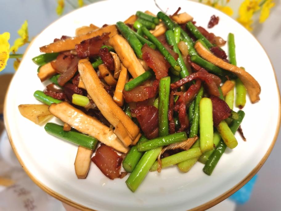 蒜苔豆干炒腊肉成品图