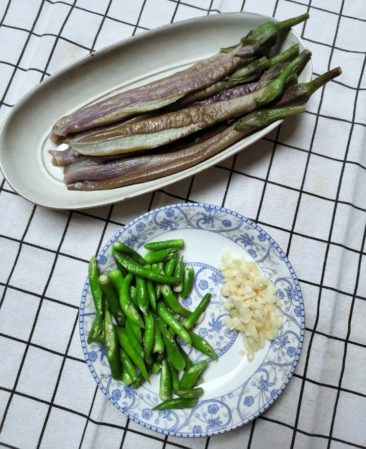 蒜香杭椒炒茄子 第 7 步