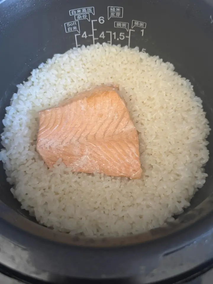 三文鱼牛油果拌饭 第 2 步