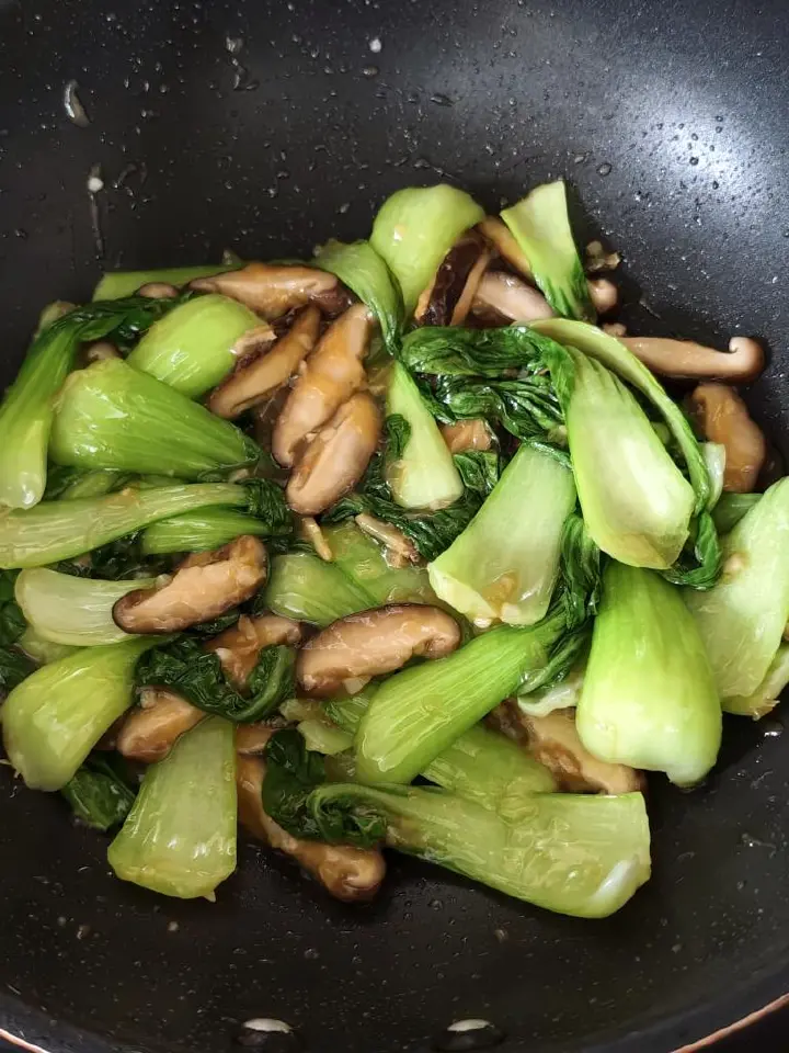 香菇炒油菜 第 6 步