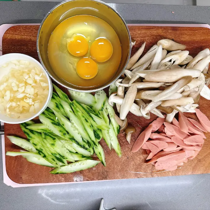 菌菇火腿炒鸡蛋 第 3 步