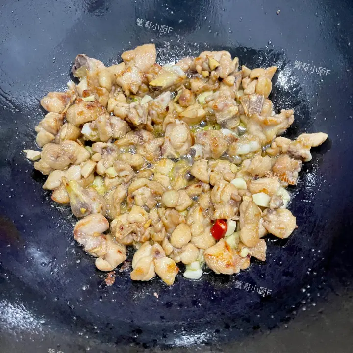 蒜苔炒鸡块 第 5 步