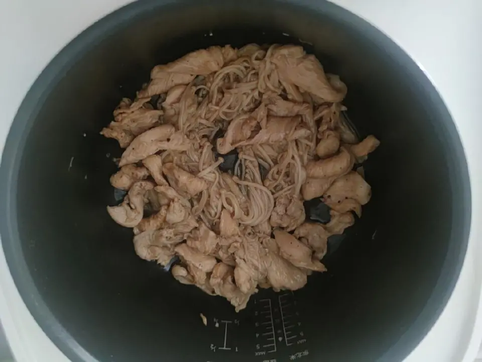 电饭煲金针菇鸡胸肉成品图