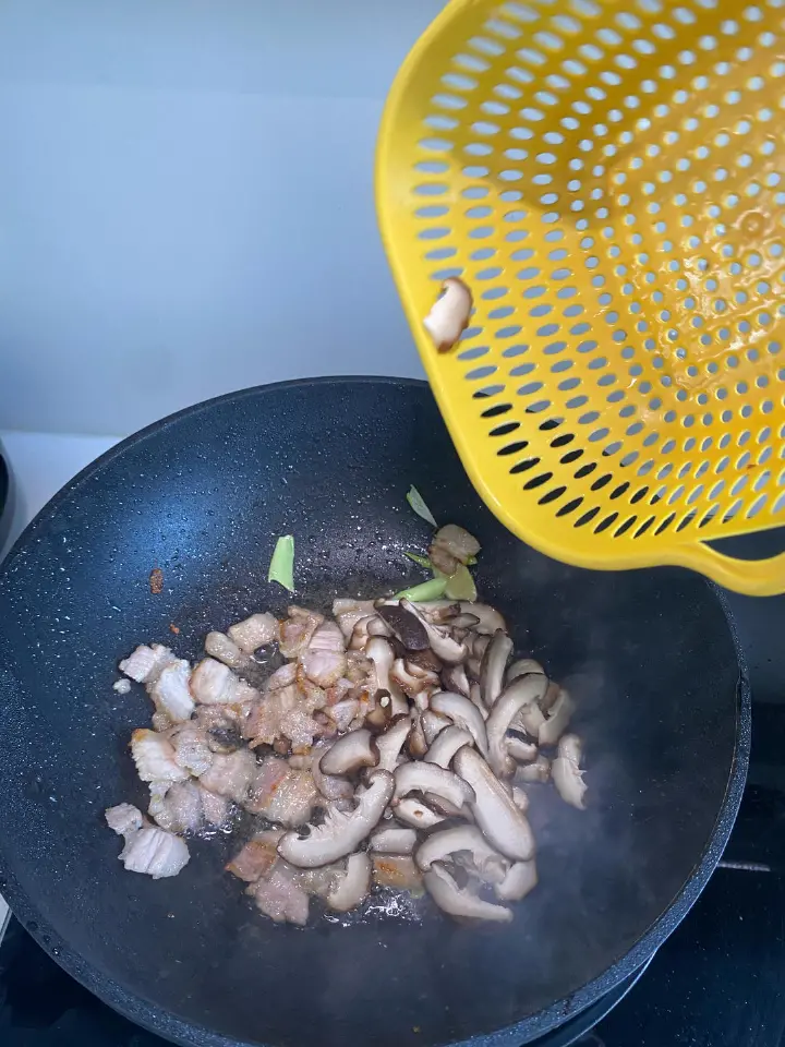 五花肉炒白菜香菇 第 8 步
