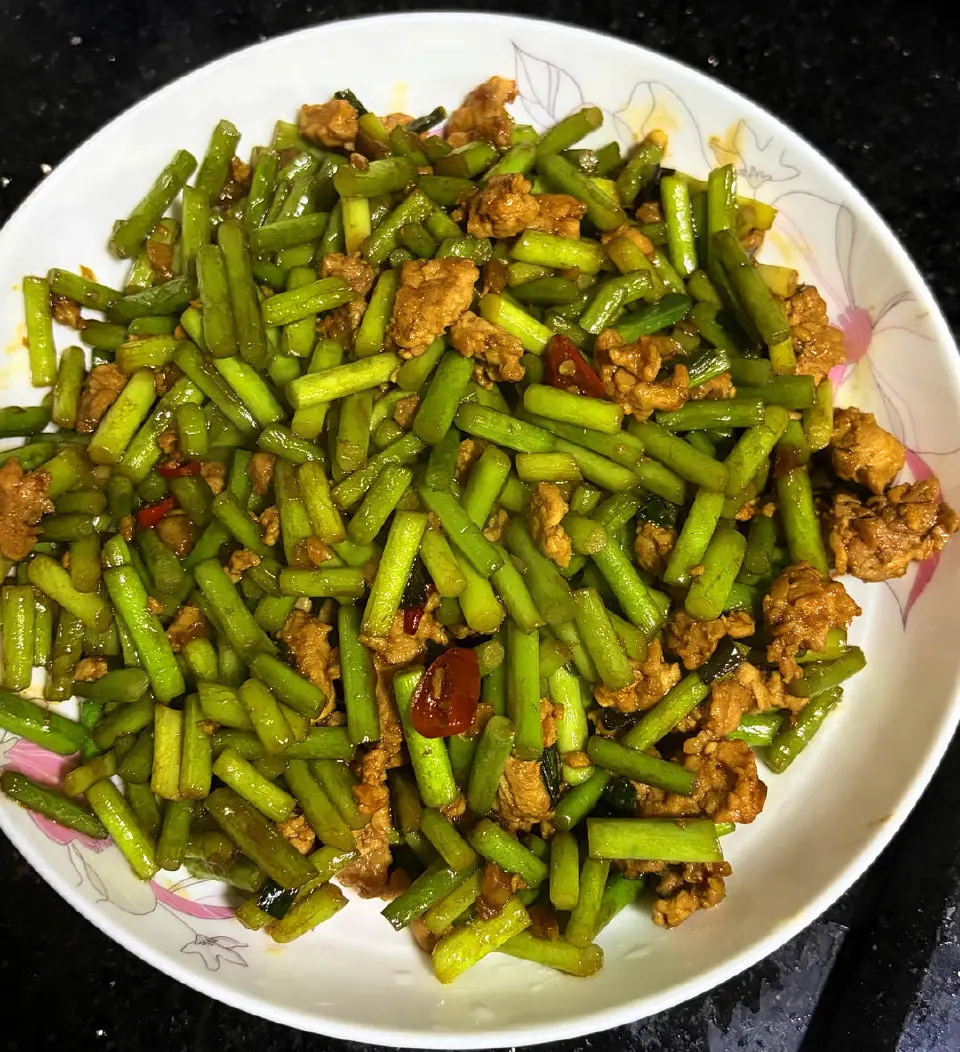 蒜苔炒肉沫成品图