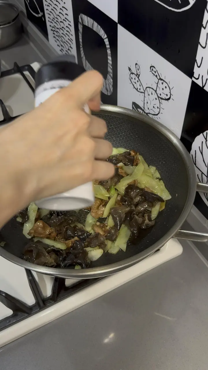 黄瓜木耳炒肉片 第 6 步