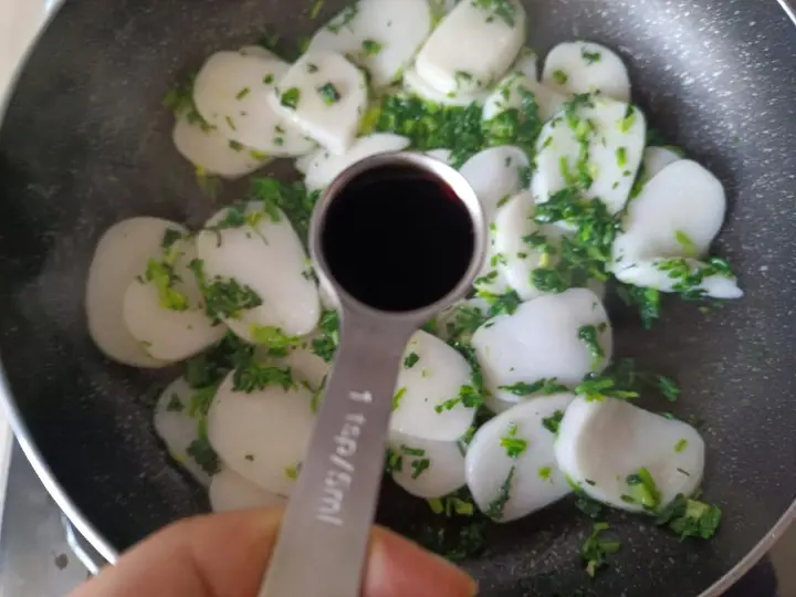 荠菜炒年糕 第 8 步
