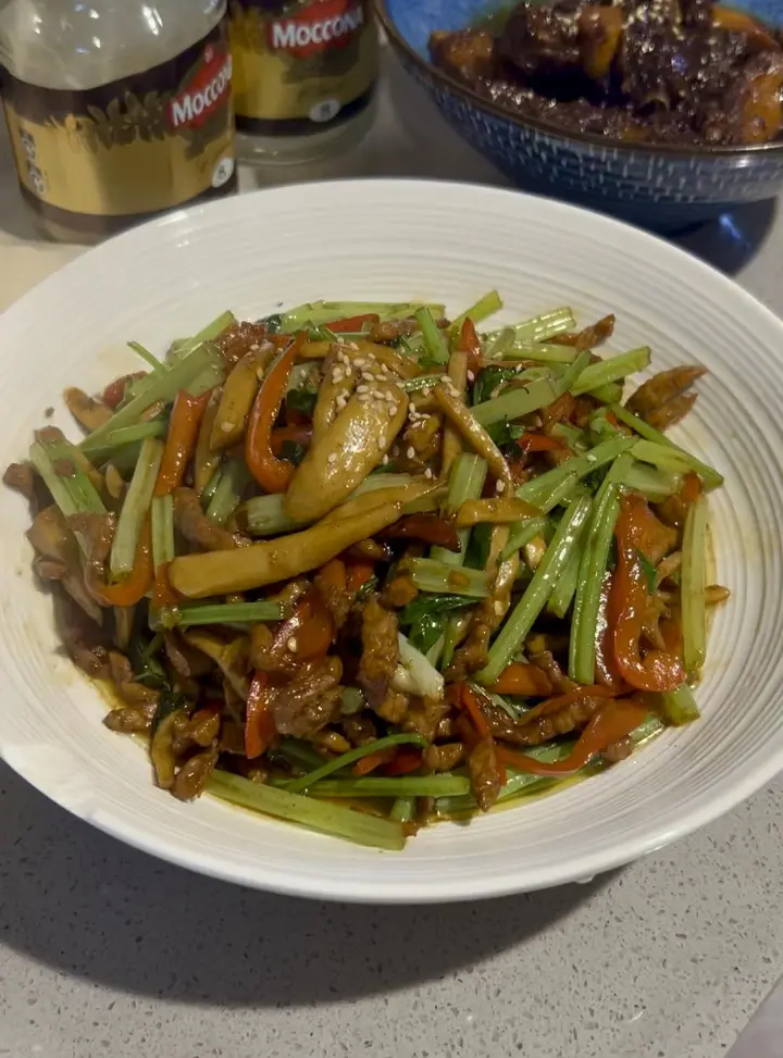杏鲍菇芹菜炒肉丝 第 6 步