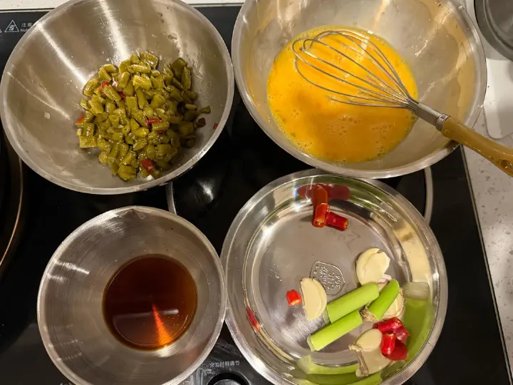 酸豆角炒鸡蛋 第 1 步