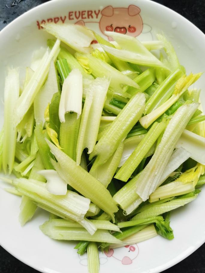 芹菜炒肉丝 第 4 步