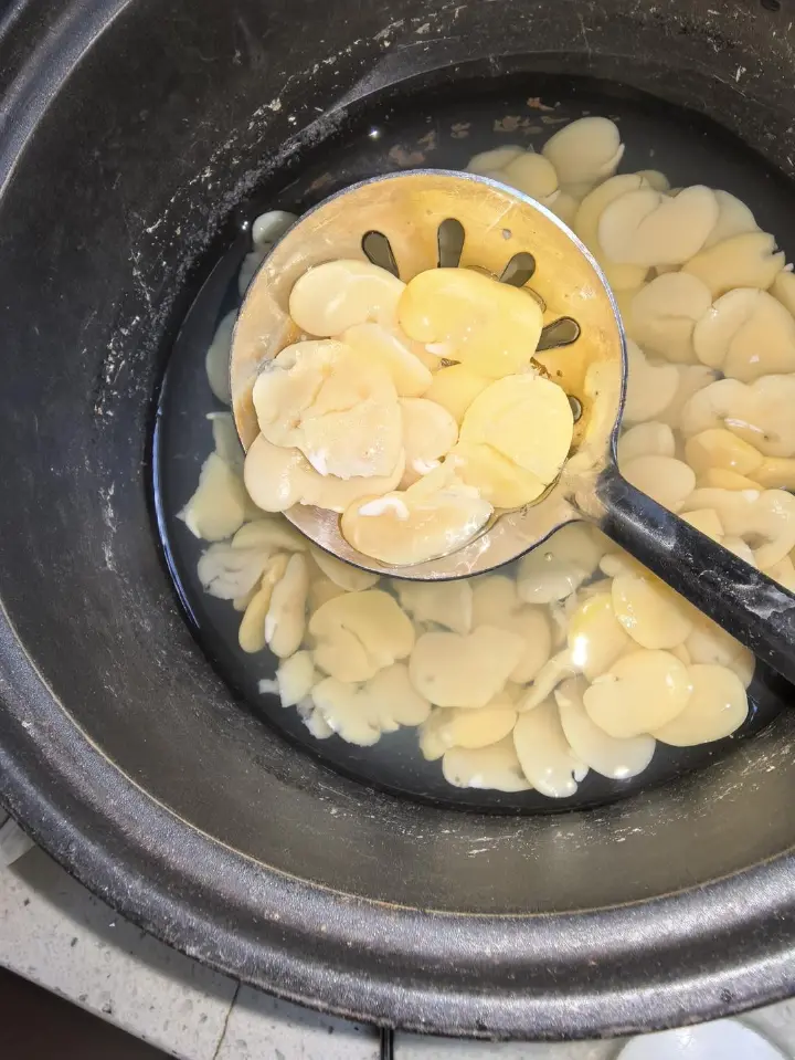 莴笋豆瓣炒小虾 第 4 步