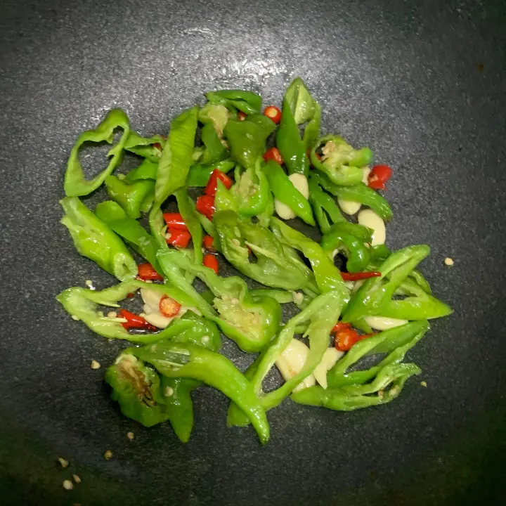 湘西腊肉炒酸豆角 第 4 步