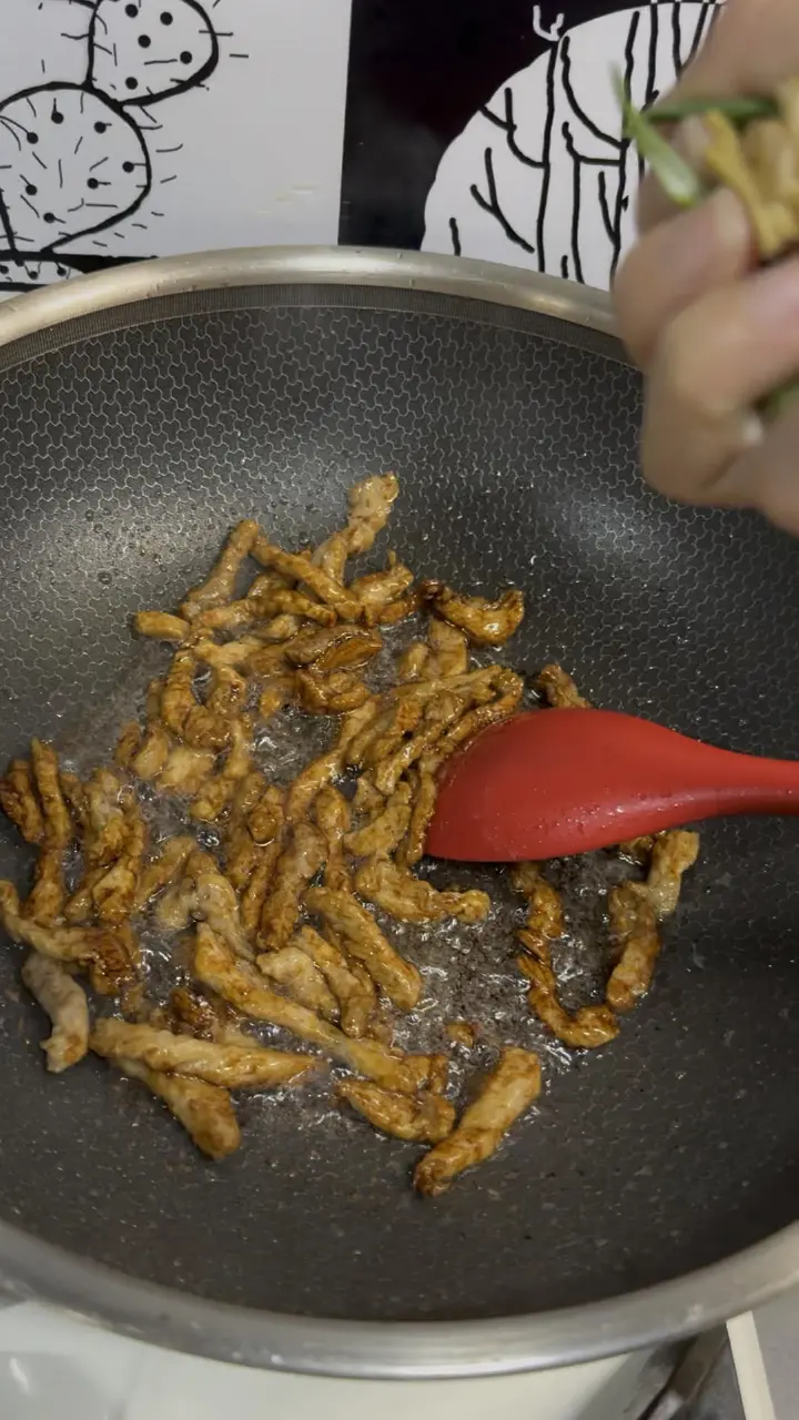 黄豆芽炒肉丝 第 2 步