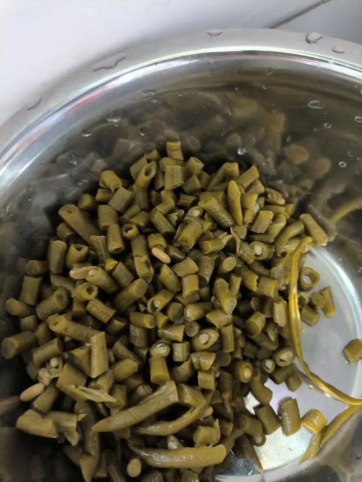 酸豆角炒肉 第 3 步