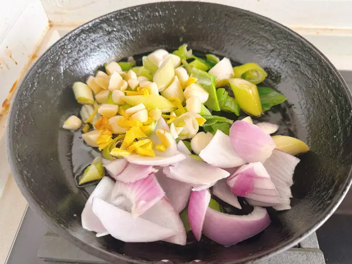 豆瓣酱焖鸡块 第 4 步