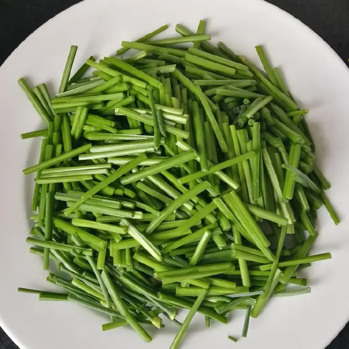 韭菜苔炒鸡蛋 第 2 步