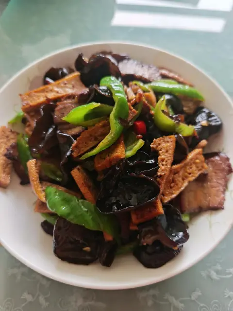 香干木耳回锅肉