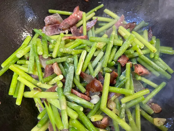 蒜苔腊肠焖面 第 6 步