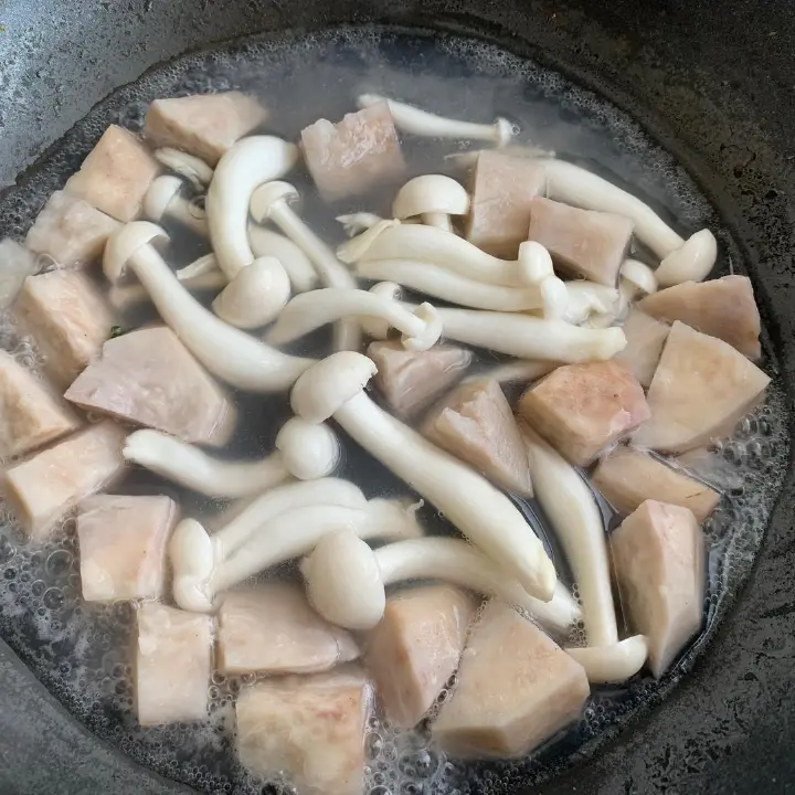 泡菜肥牛烧芋头 第 2 步