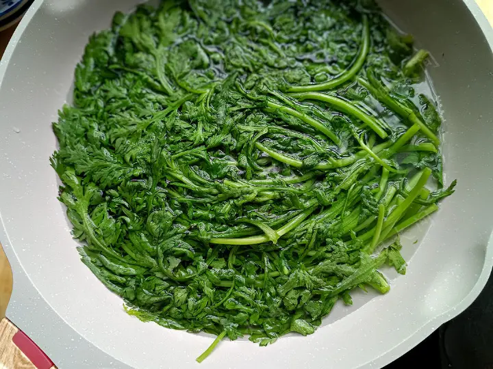 茼蒿拌鸡蛋 第 4 步