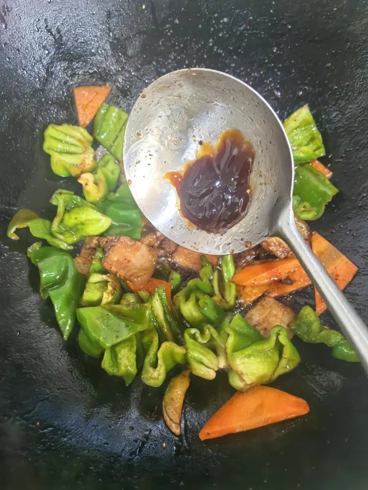 洋葱青椒炒五花肉 第 6 步