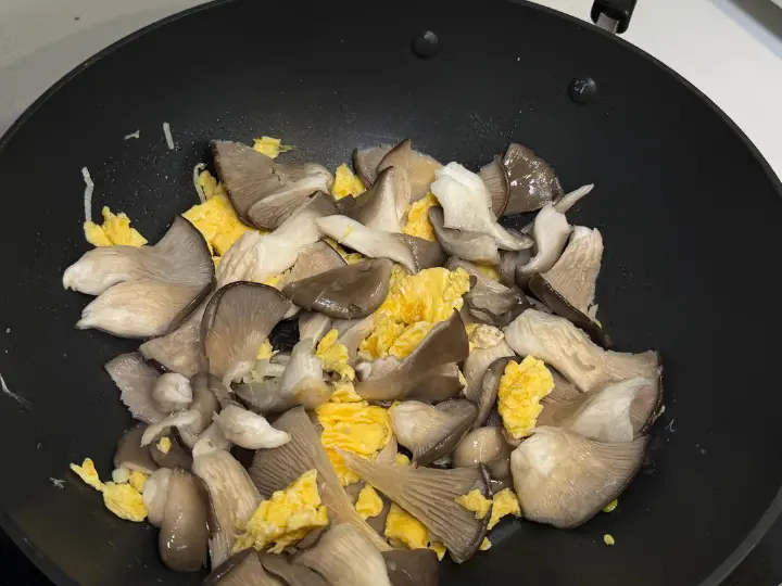 蘑菇鸡蛋汤 第 4 步