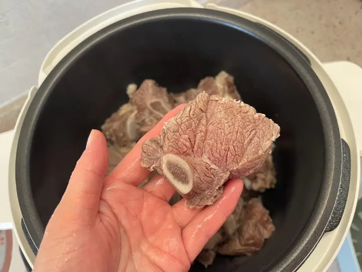 牛肋骨炖白萝卜 第 4 步