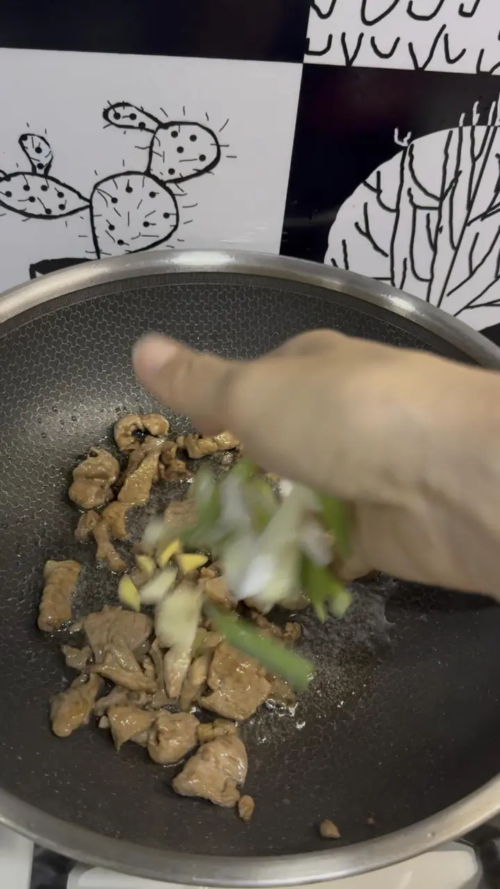 秀珍菇炒肉片 第 2 步