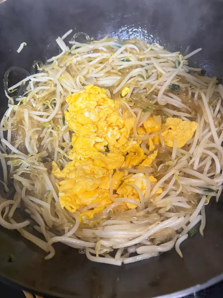绿豆芽粉条炒鸡蛋 第 8 步