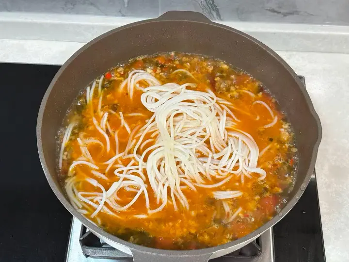 酸菜肉末米线 第 7 步