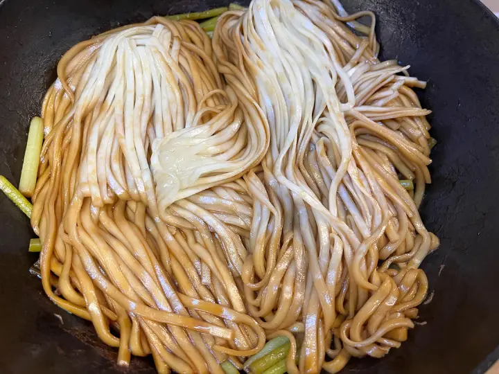 蒜苔腊肠焖面 第 14 步