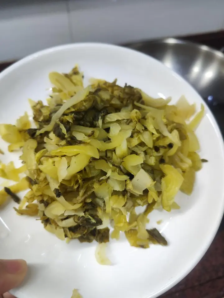 猪肉饼炒酸菜 第 1 步