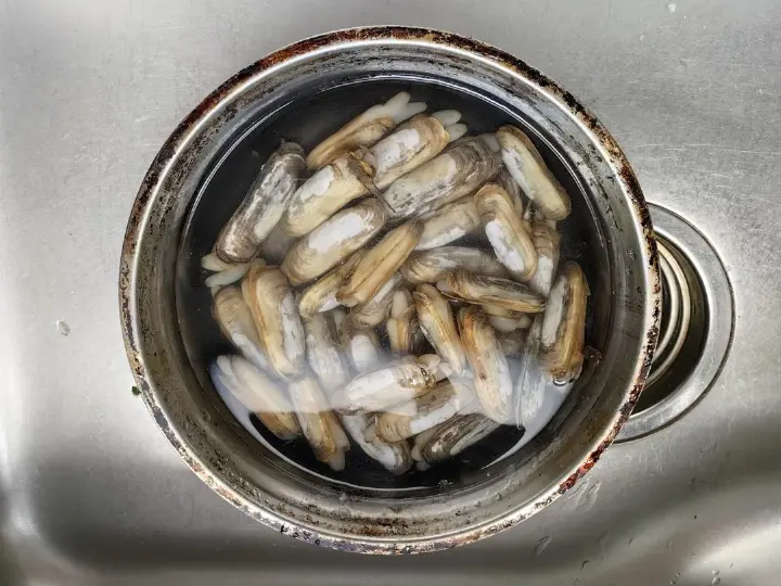 白灼葱油蛏子 第 2 步