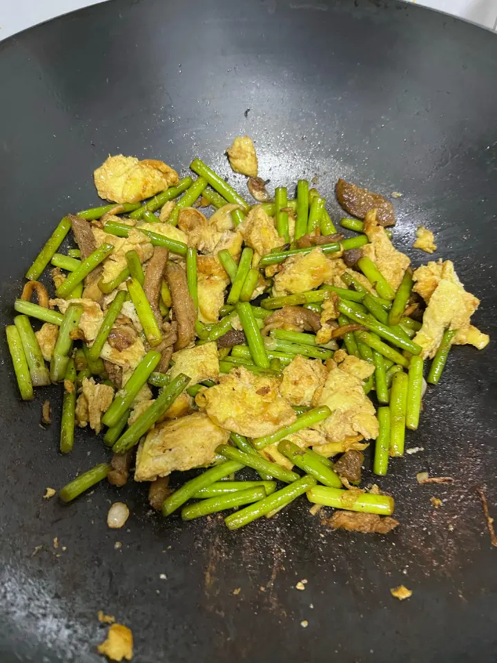 蒜苔炒鸡蛋 第 4 步
