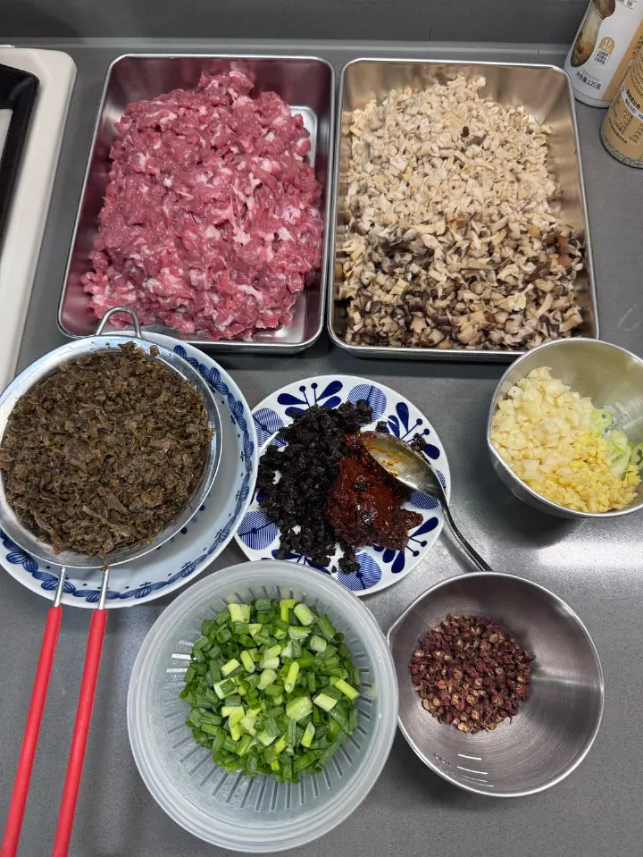 香菇笋干牛肉酱 第 1 步